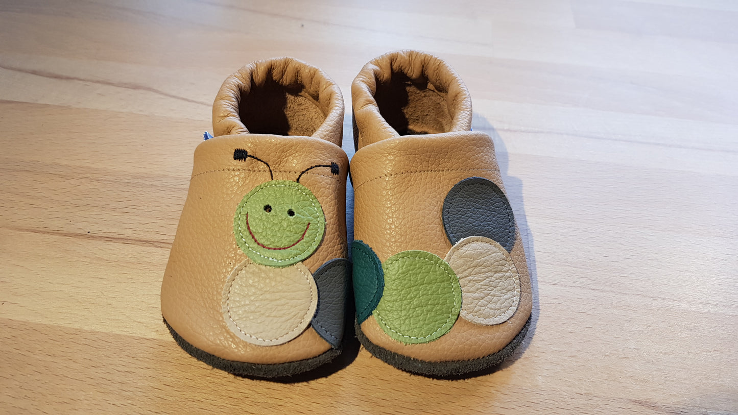 Lederpuschen Raupe camelfarben