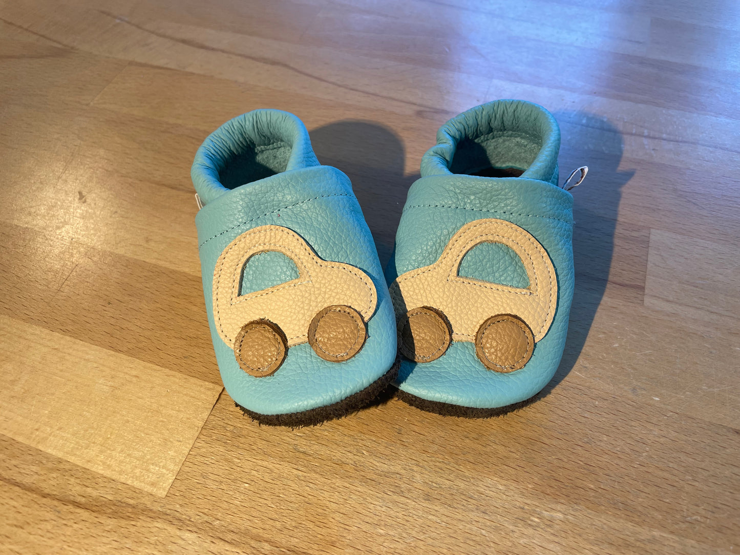 hellblaue Lederpuschen cremefarbenes Auto