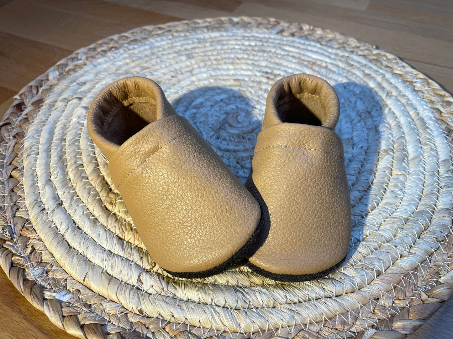 Camelfarbene Lederpuschen
