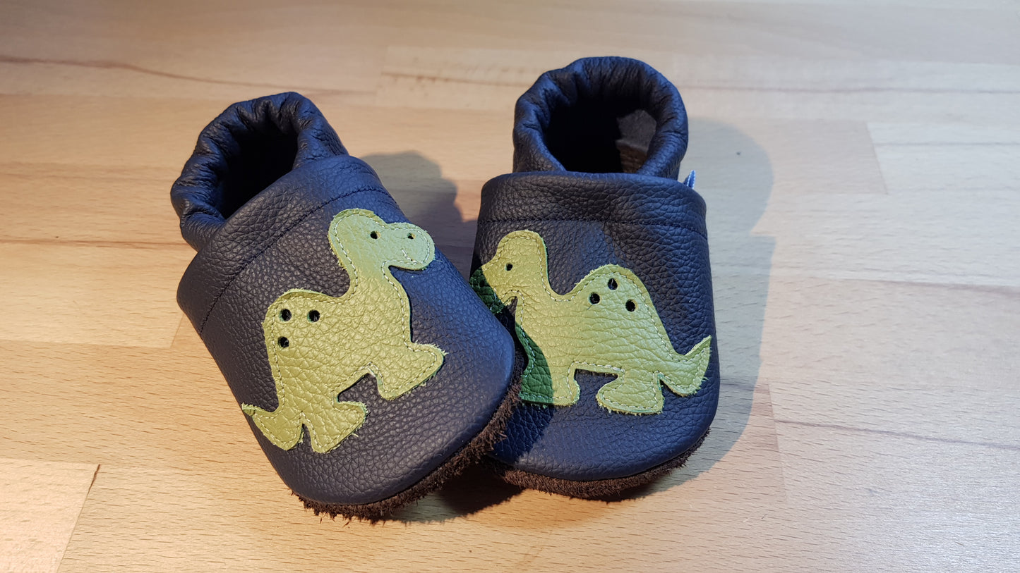 Dunkelblaue Lederpuschen mit Dinos