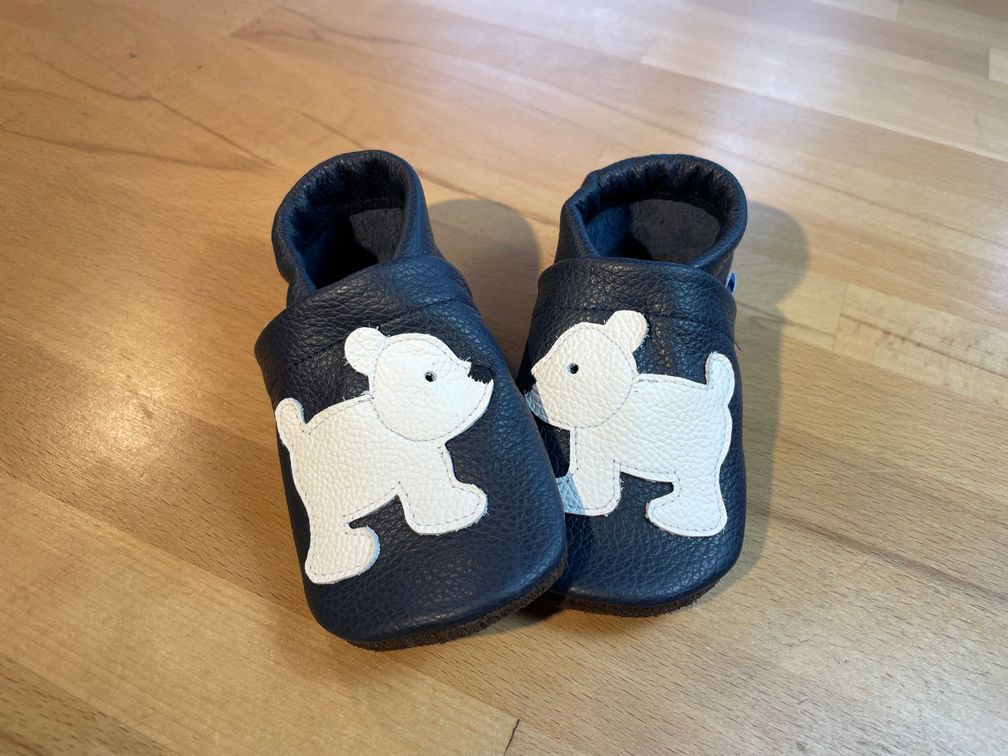 DDunkelblaue Lederpuschen mit Eisbären