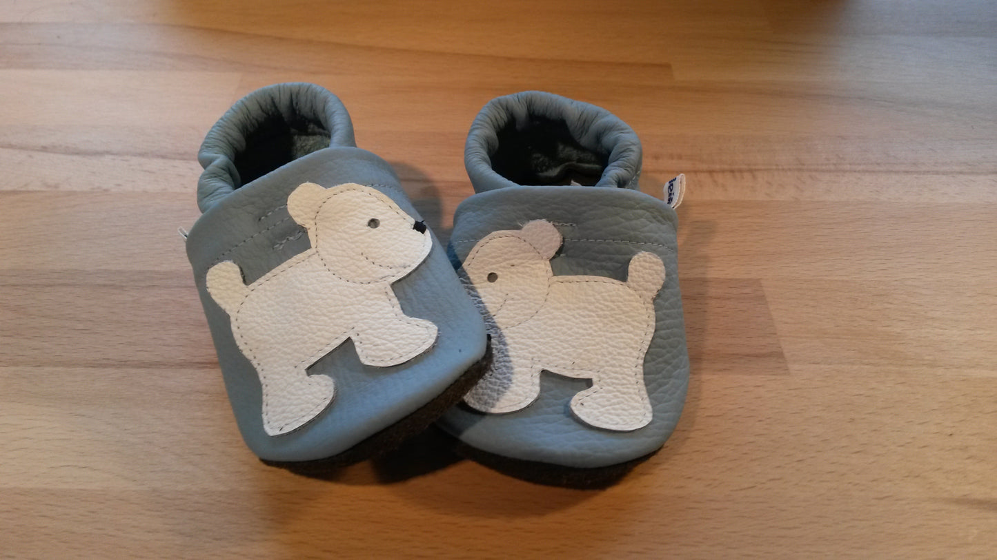 Hellblaue Lederpuschen mit Eisbären