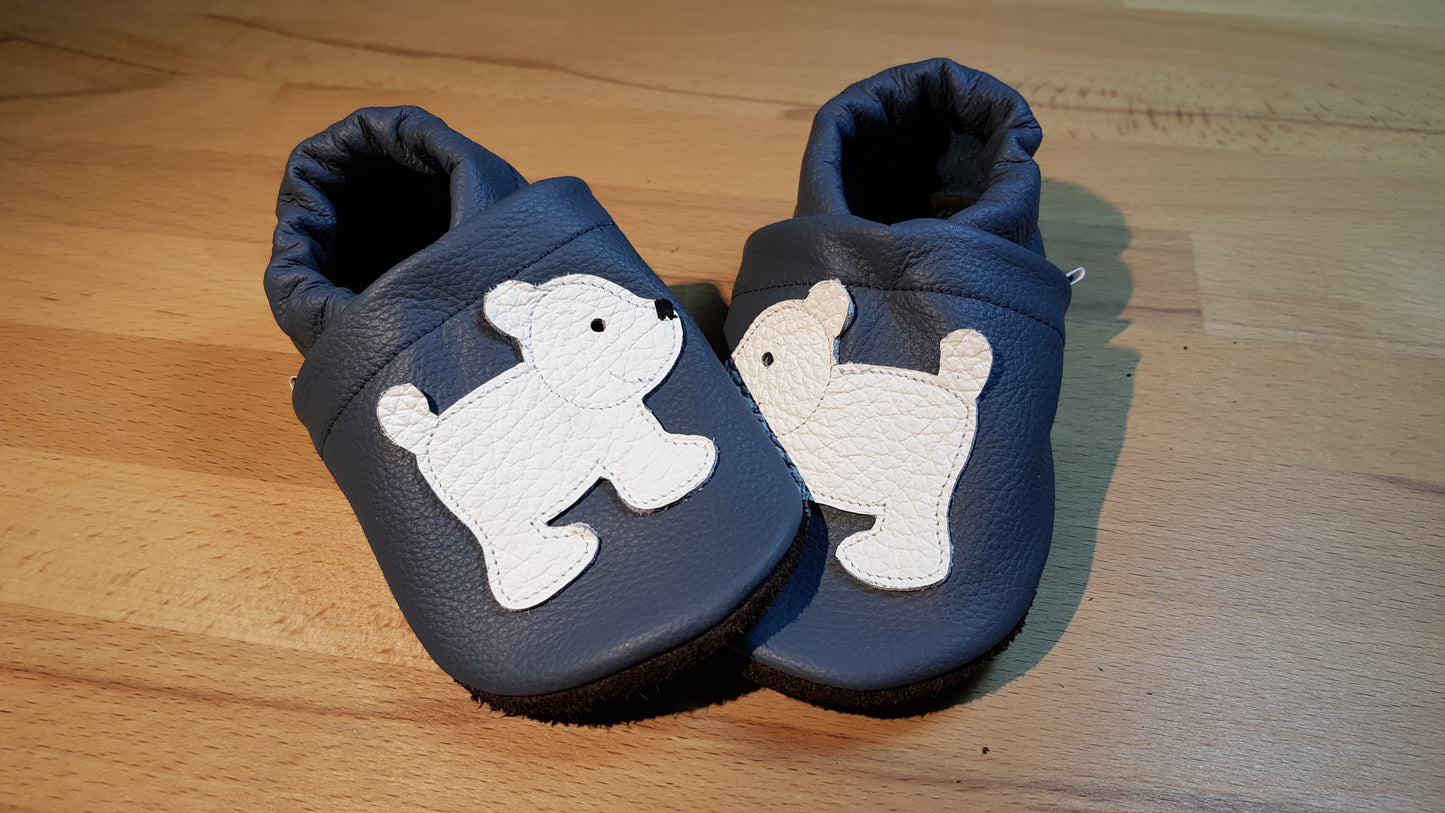 Taubenblaue Lederpuschen mit Eisbären