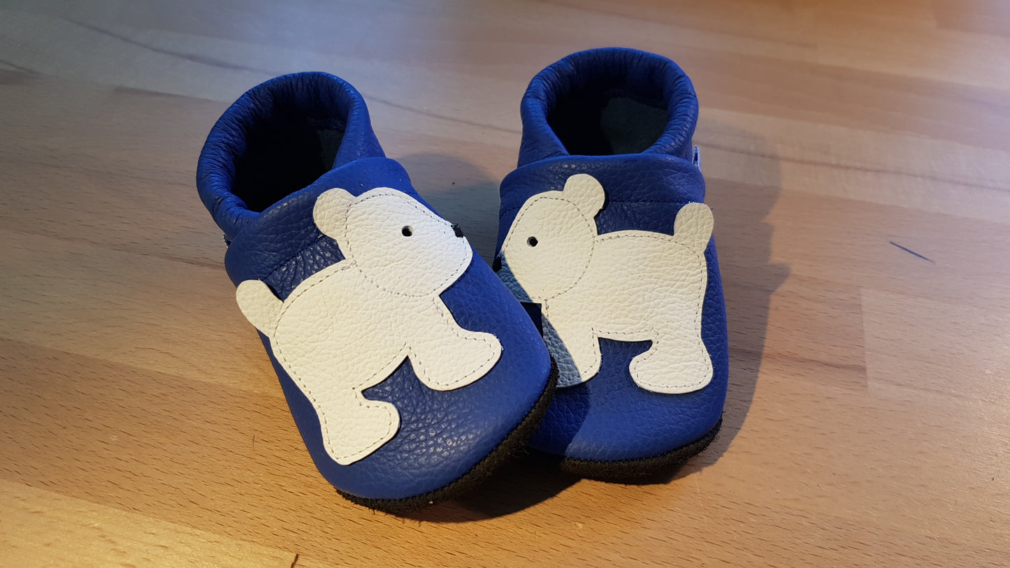 Capriblaue Lederpuschen mit Eisbären