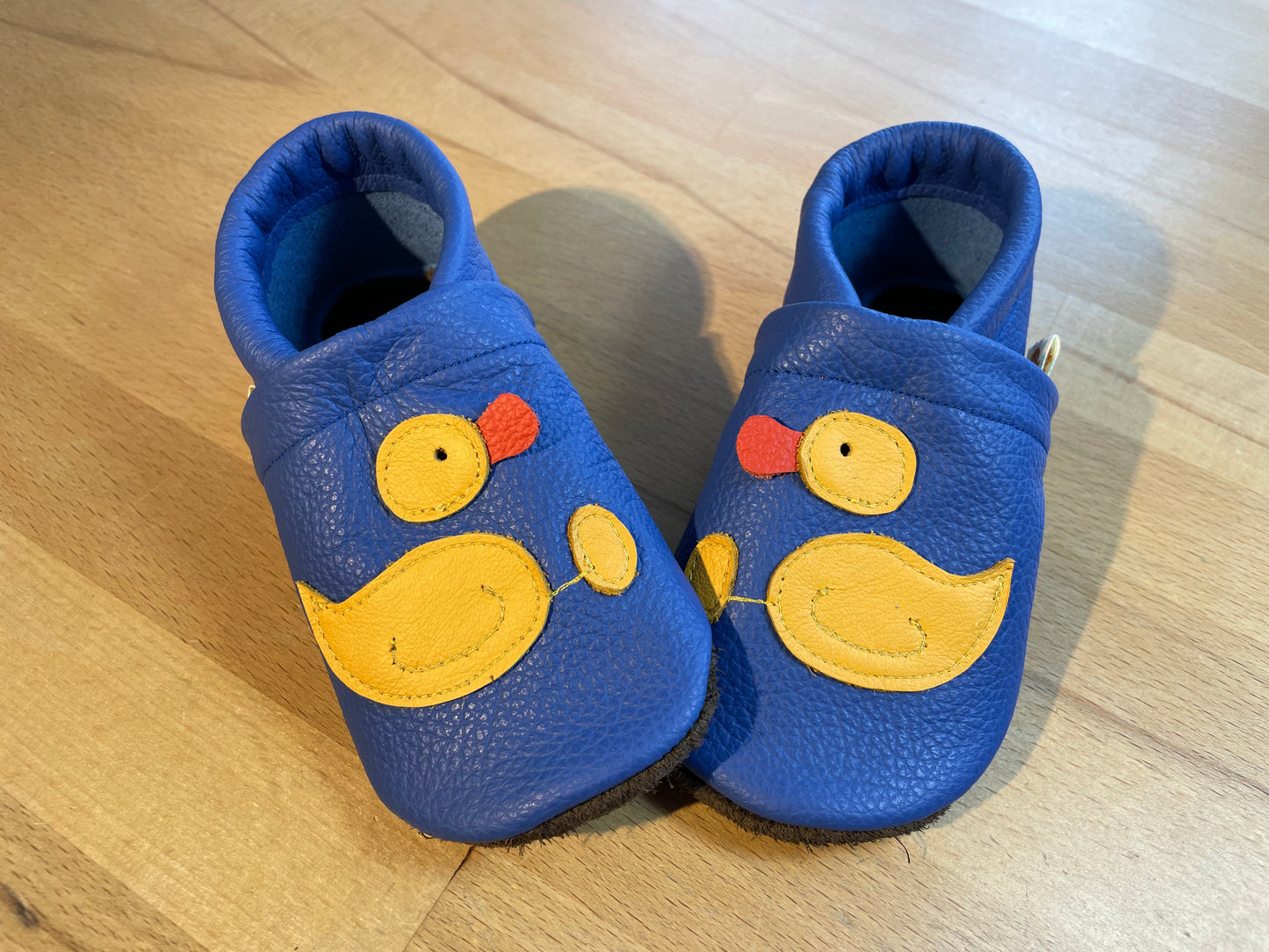 Capriblaue Lederpuschen mit Enten