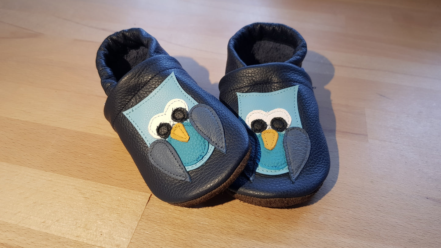 Dunkelblaue Lederpuschen mit einer Eule