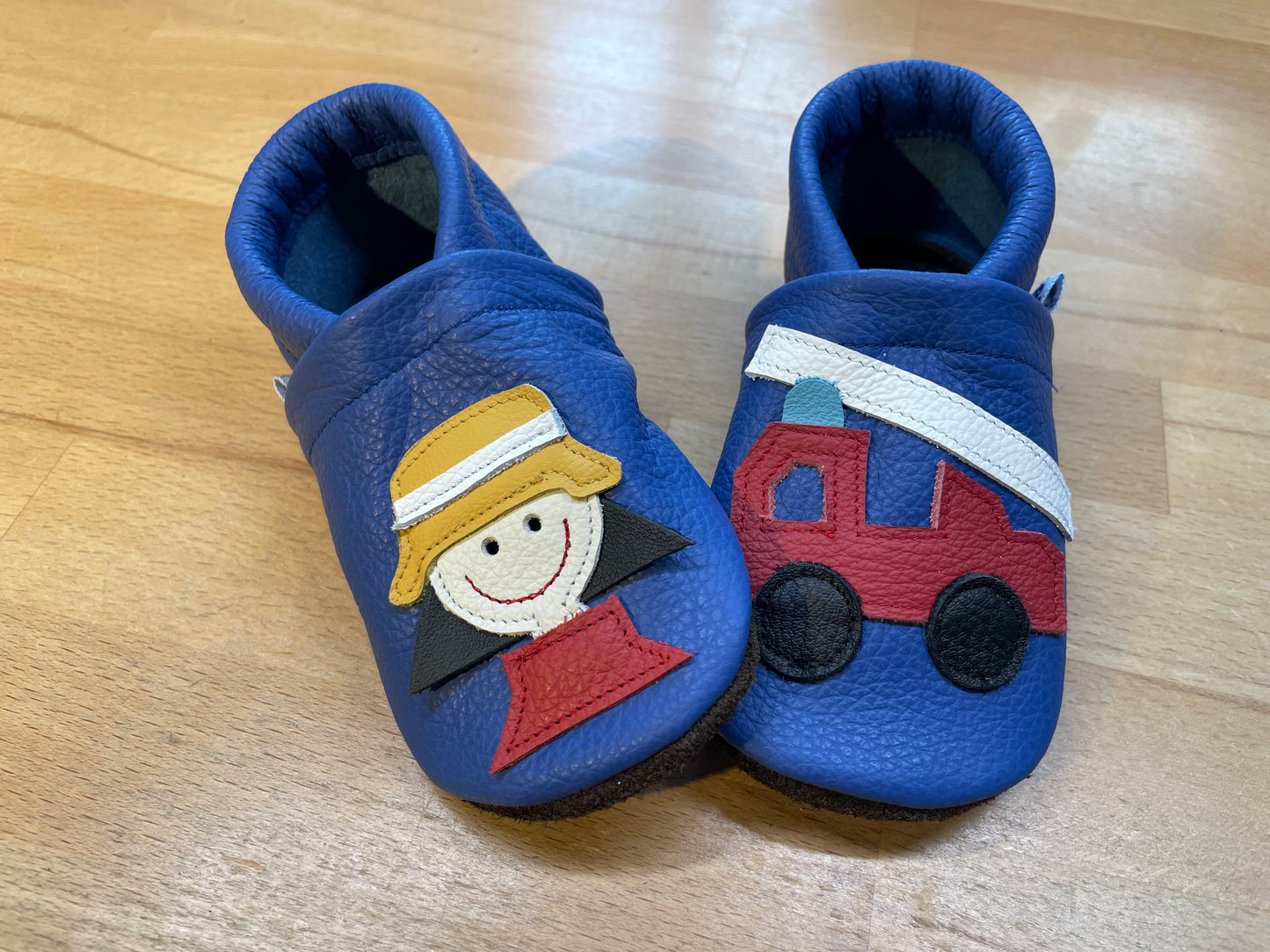 Capriblaue Lederpuschen mit einer Feuerwehr und einem Feuerwehrmann