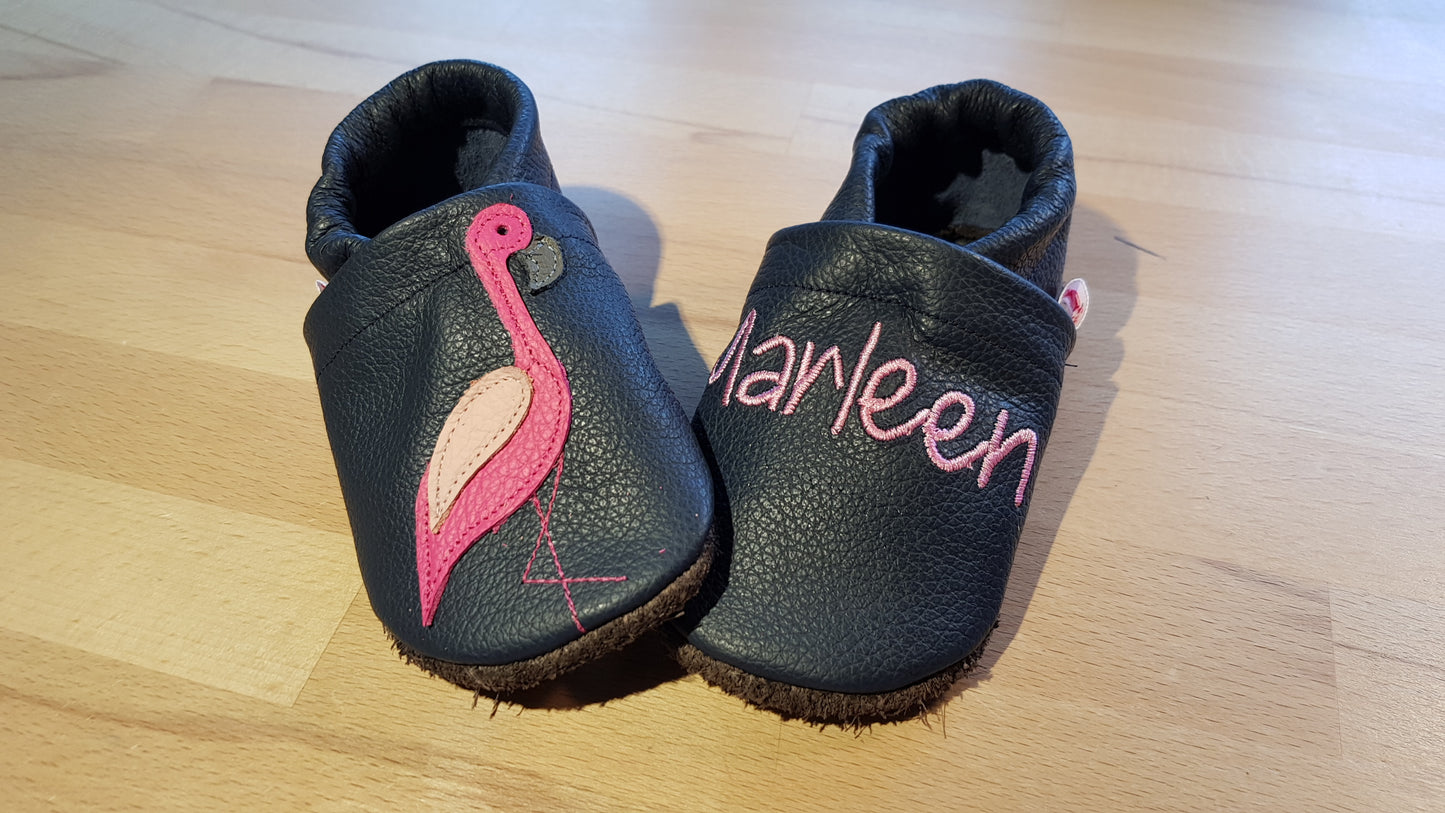 Lederpuschen mit einem Flamingo und einem Namen