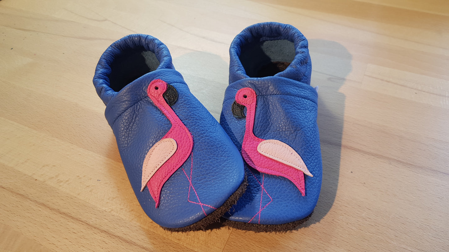Capriblaue Lederpuschen mit Flamingos