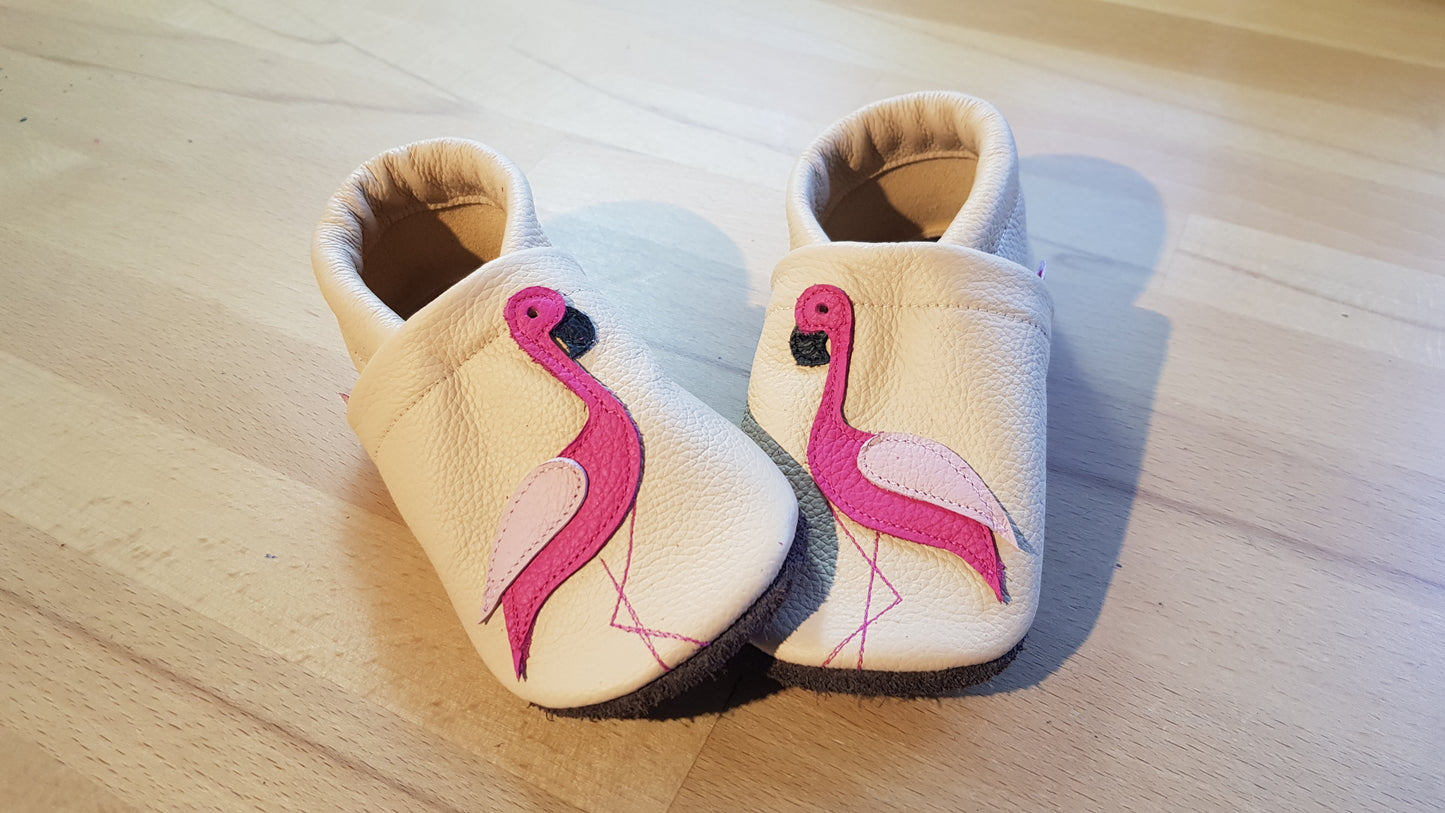 Cremefarbene Lederpuschen mit Flamingos