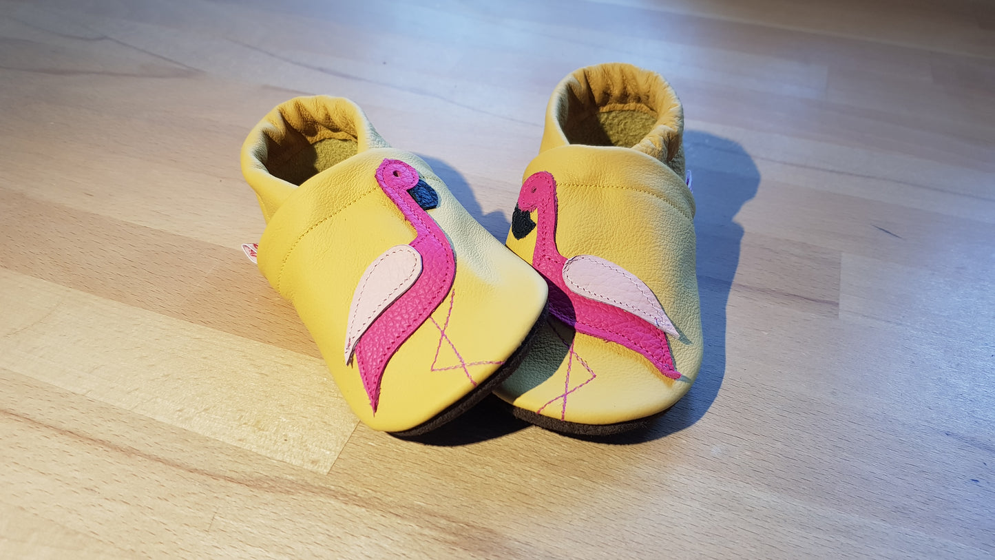 Gelbe Lederpuschen mit Flamingos