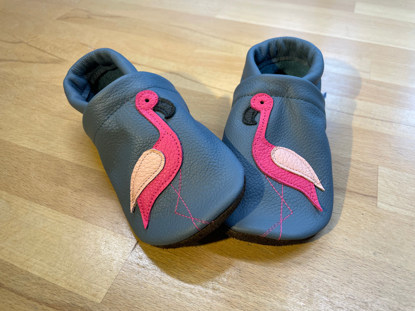 Taubenblaue Lederpuschen mit Flamingos