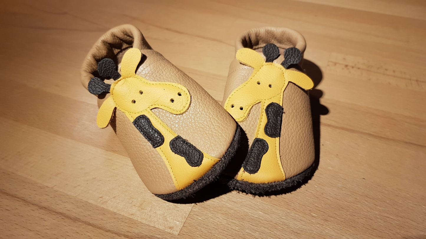 Camelfarbene Lederpuschen mit einer Giraffe