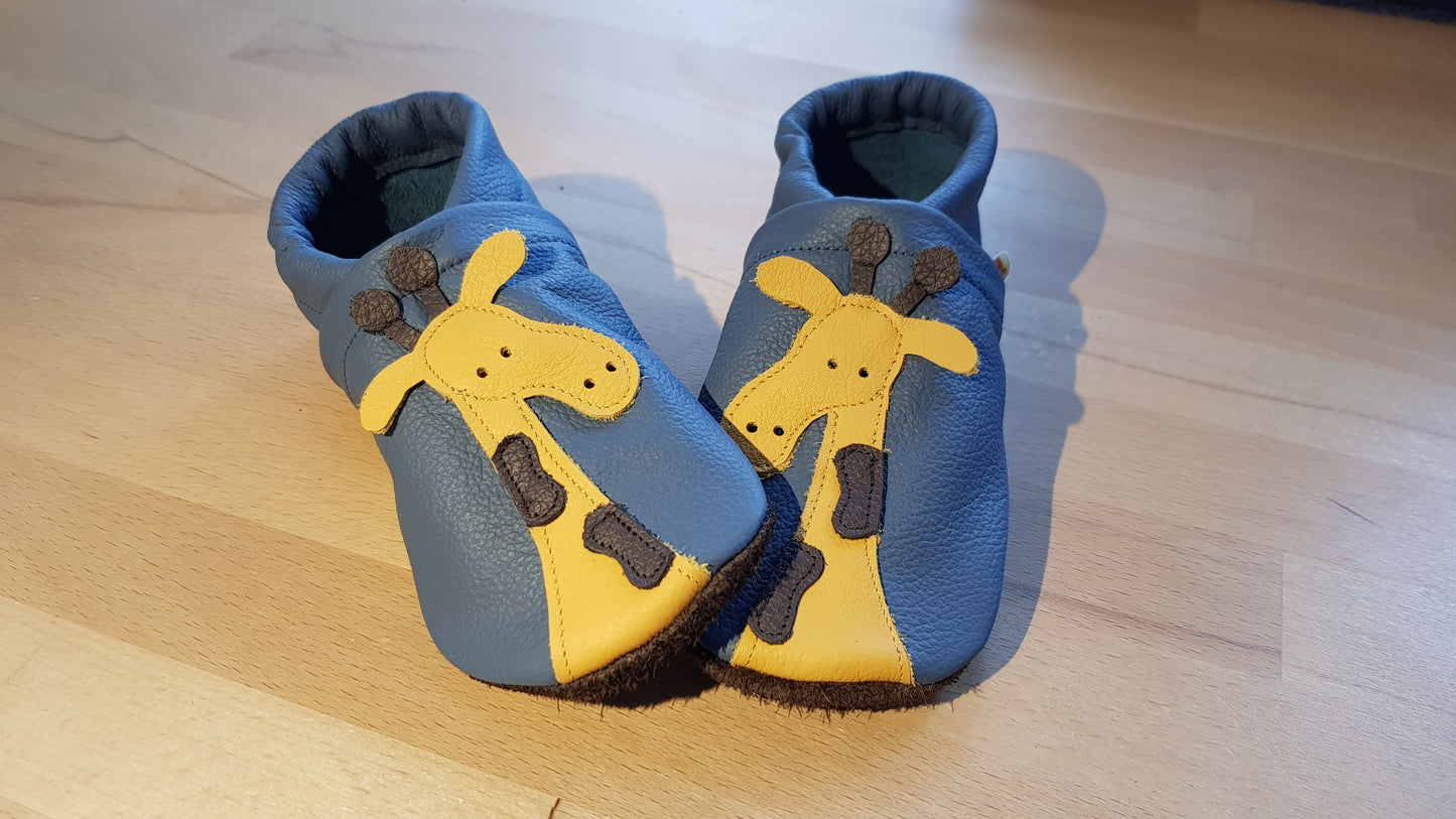 Taubenblaue Lederpuschen mit einer Giraffe