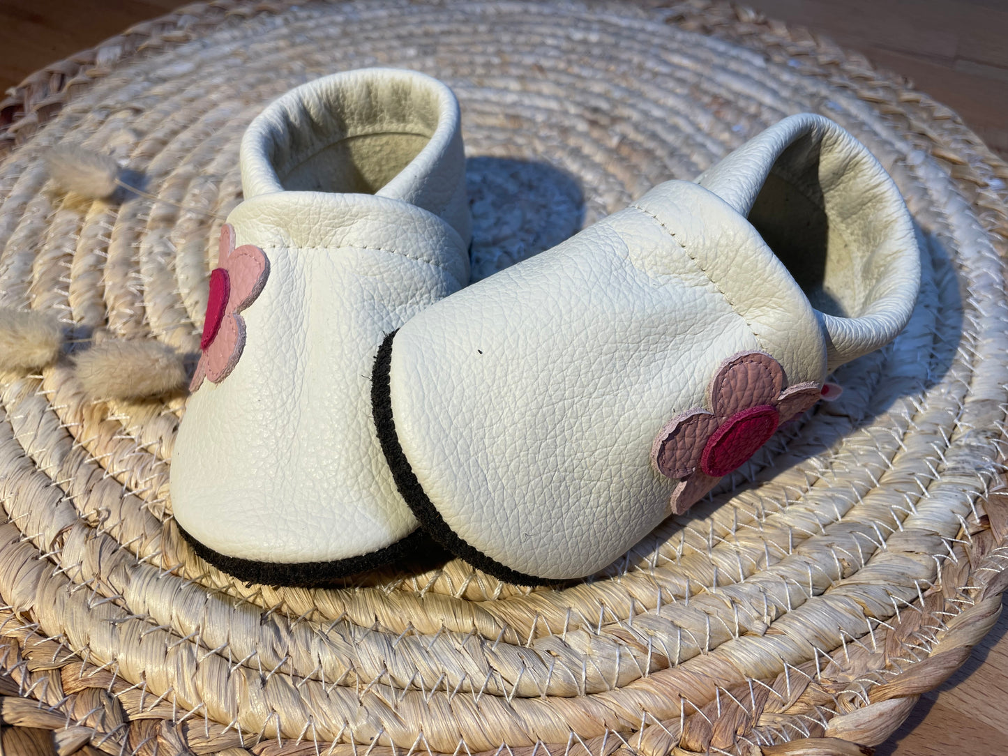Altweiße Lederpuschen mit kleiner Blume seitlich rosa-pink