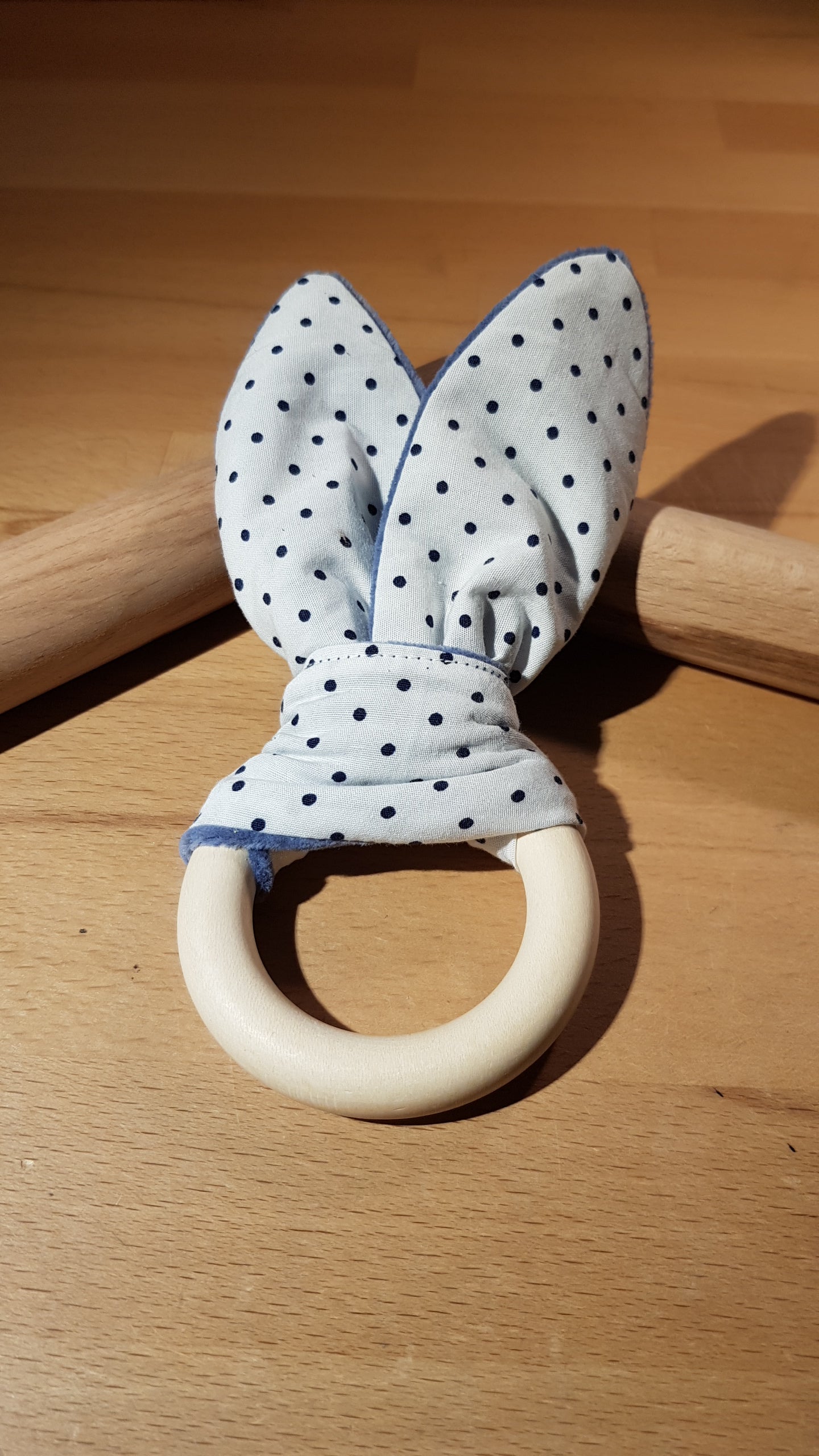 Knisterohr weiß-blauer Punktestoff + taubenblauer Nickistoff