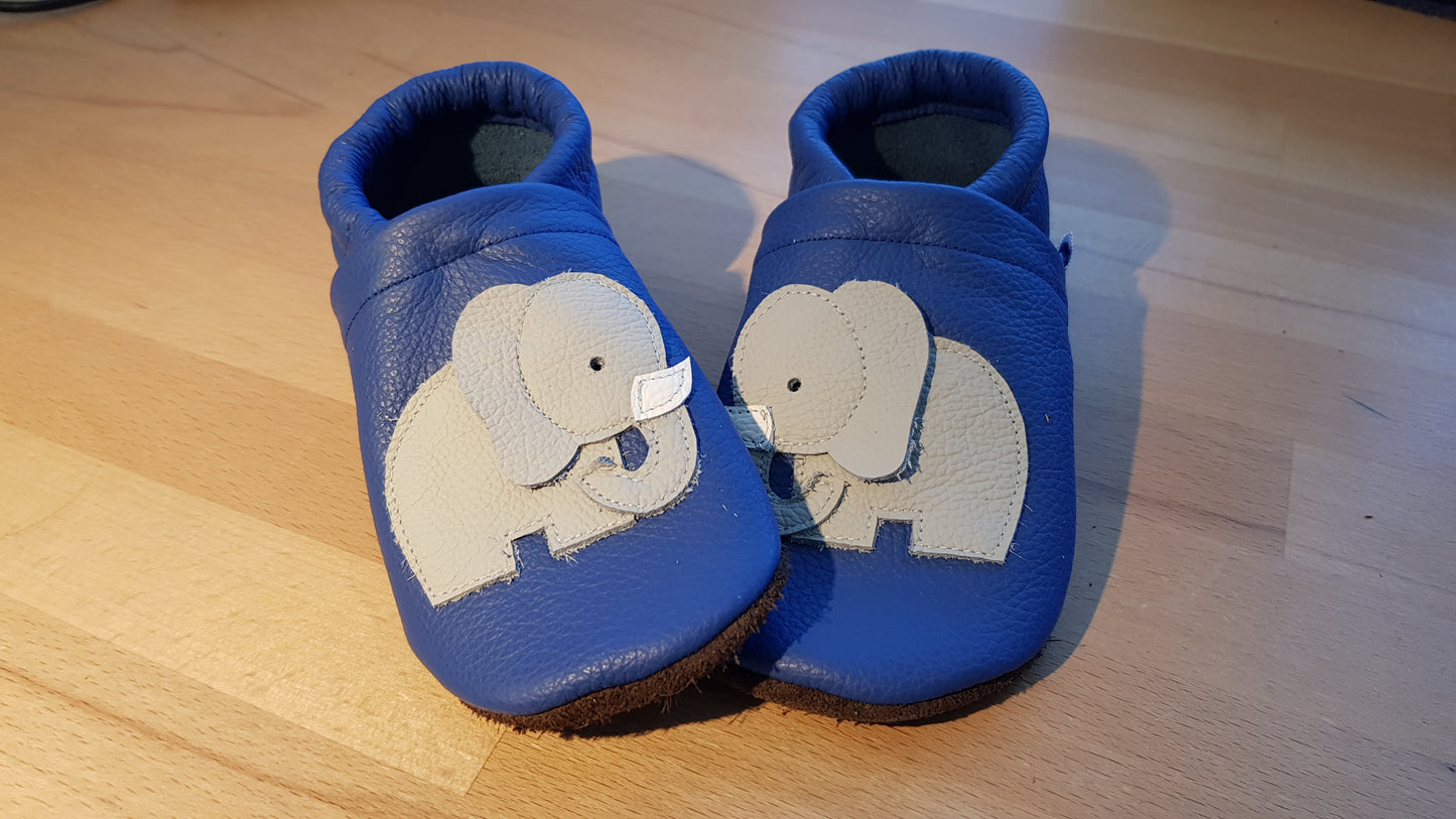 Capriblaue Lederpuschen mit Elefanten