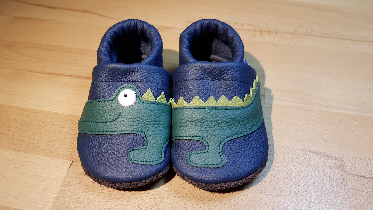 Dunkelblaue Lederpuschen mit Krokodilen