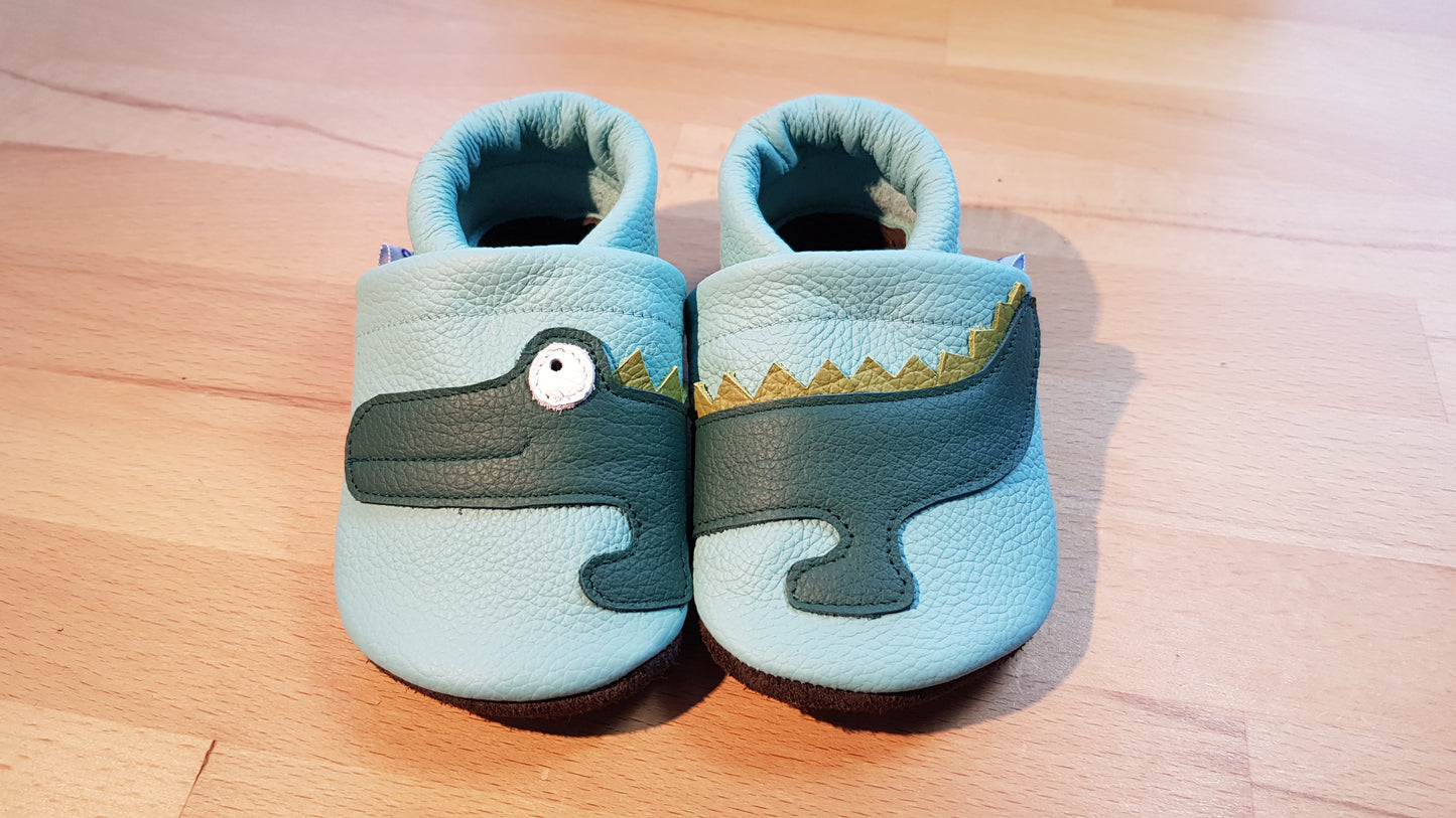 Hellblaue Lederpuschen mit Krokodilen