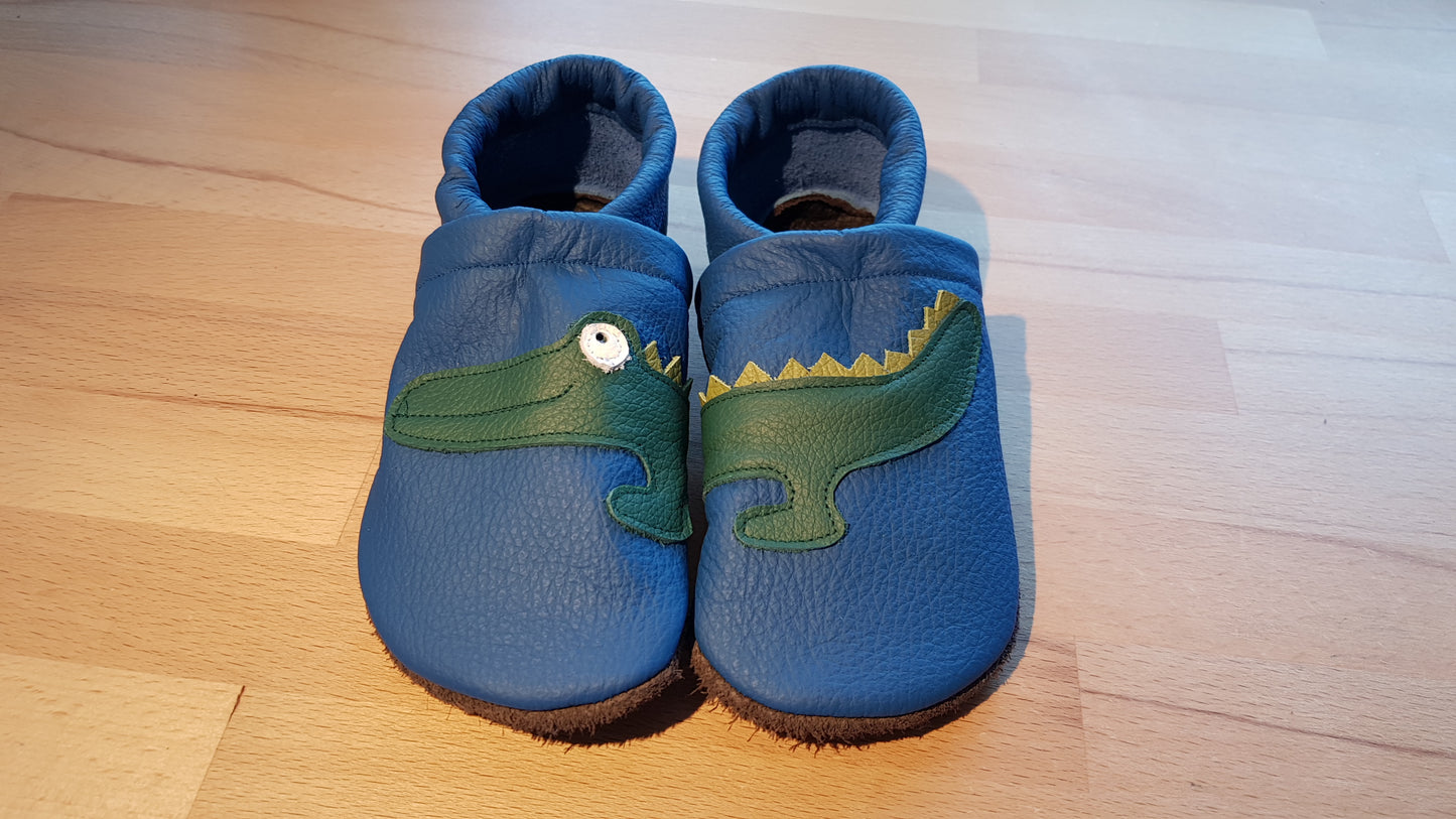 Capriblaue Lederpuschen mit Krokodilen