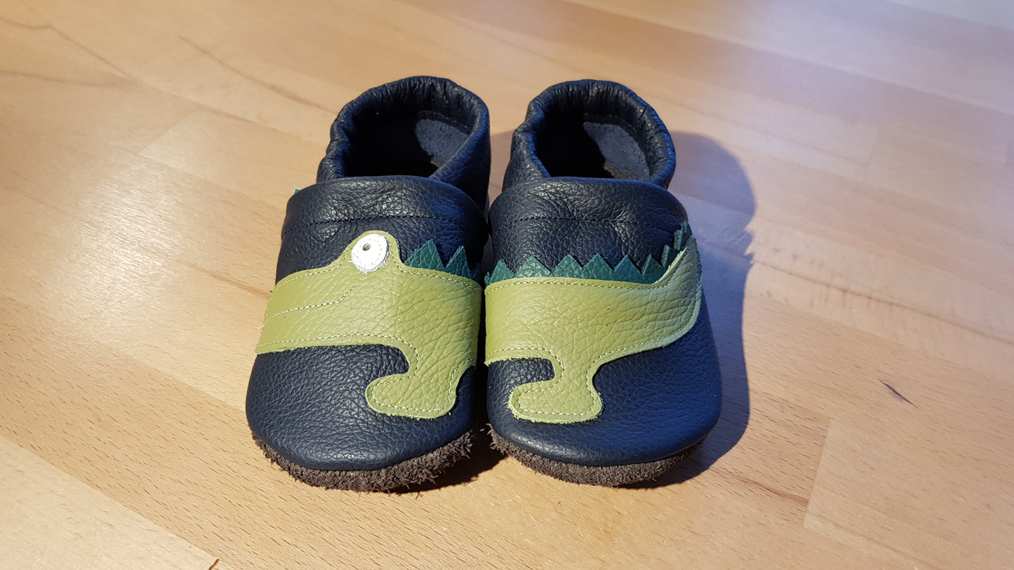 Dunkelblaue Lederpuschen mit Krokodilen