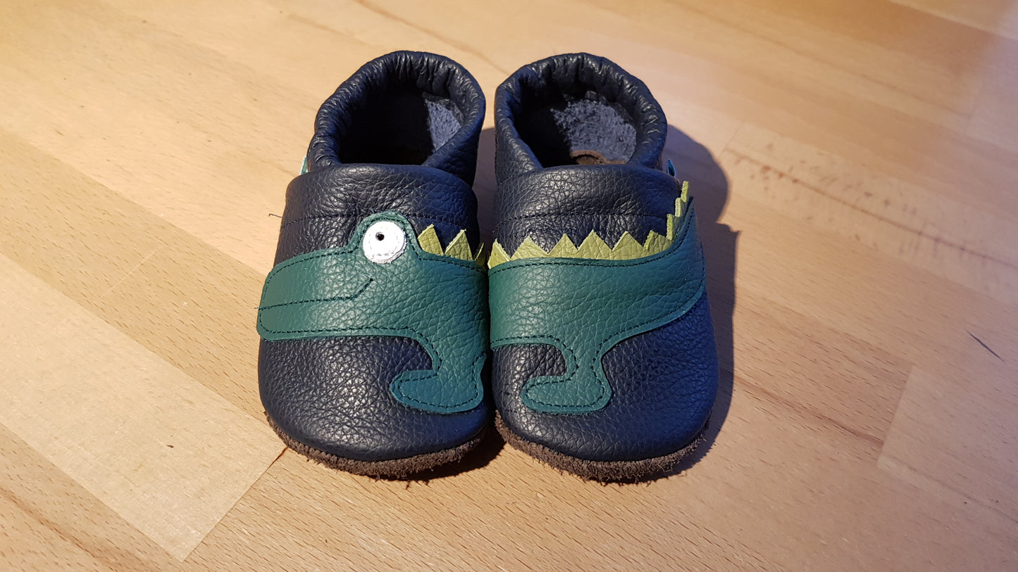 Dunkelblaue Lederpuschen mit Krokodilen