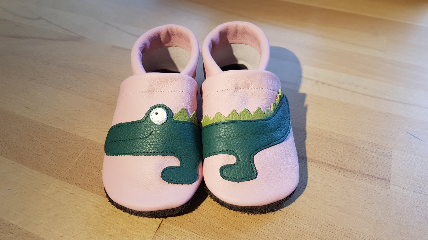 rosafarbene Lederpuschen mit Krokodilen