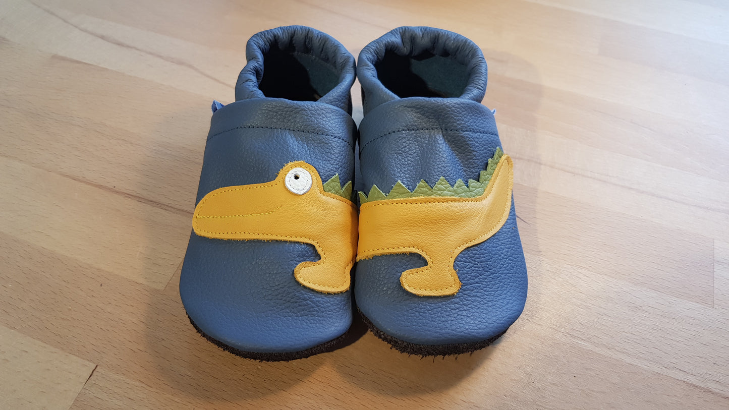 Taubenblaue Lederpuschen mit Krokodilen