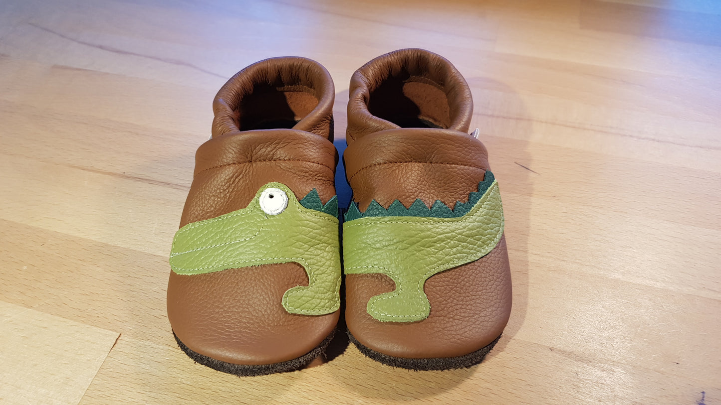 Rehbraune Lederpuschen mit Krokodilen