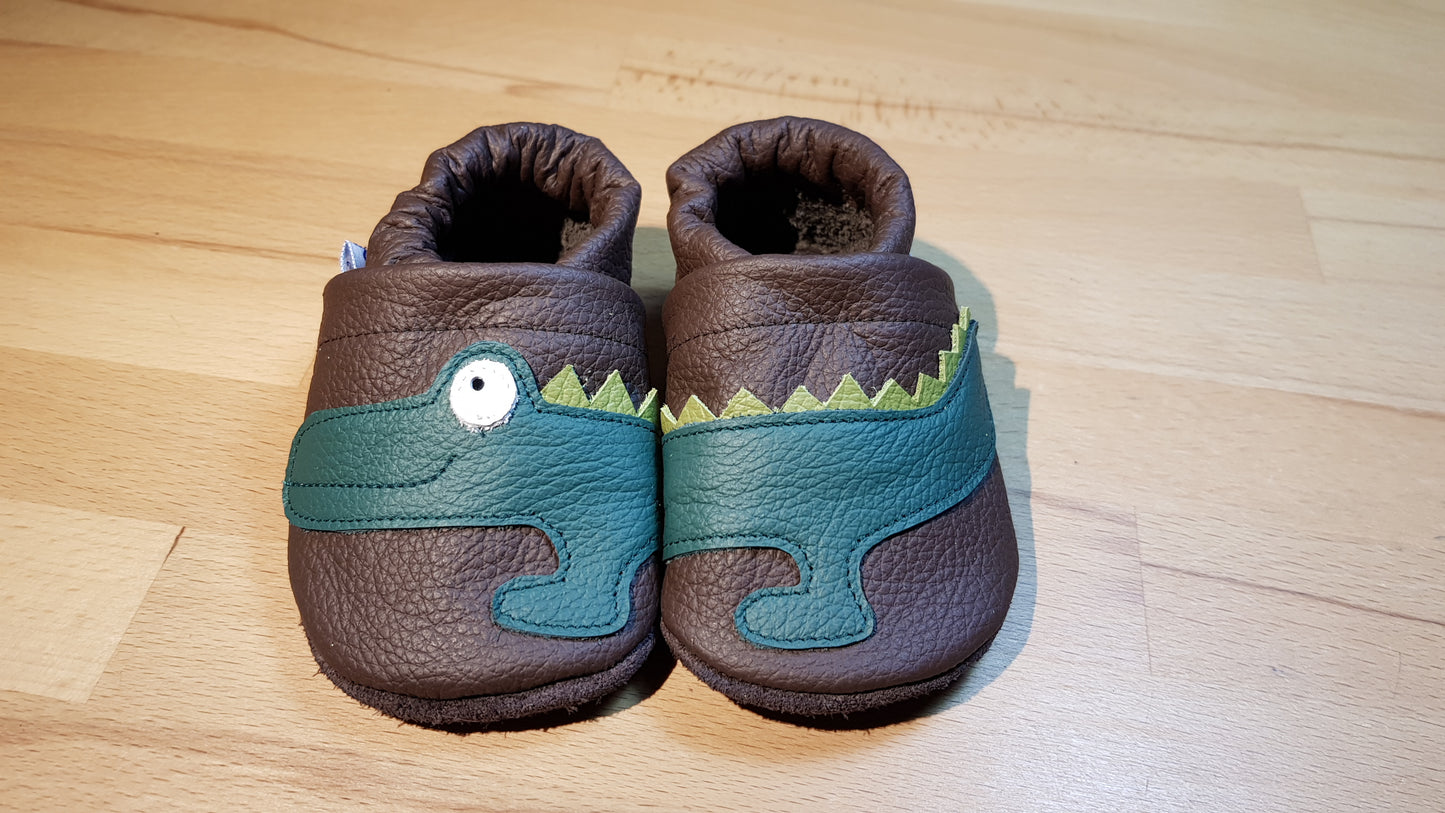 Dunkelbraune Lederpuschen mit Krokodilen