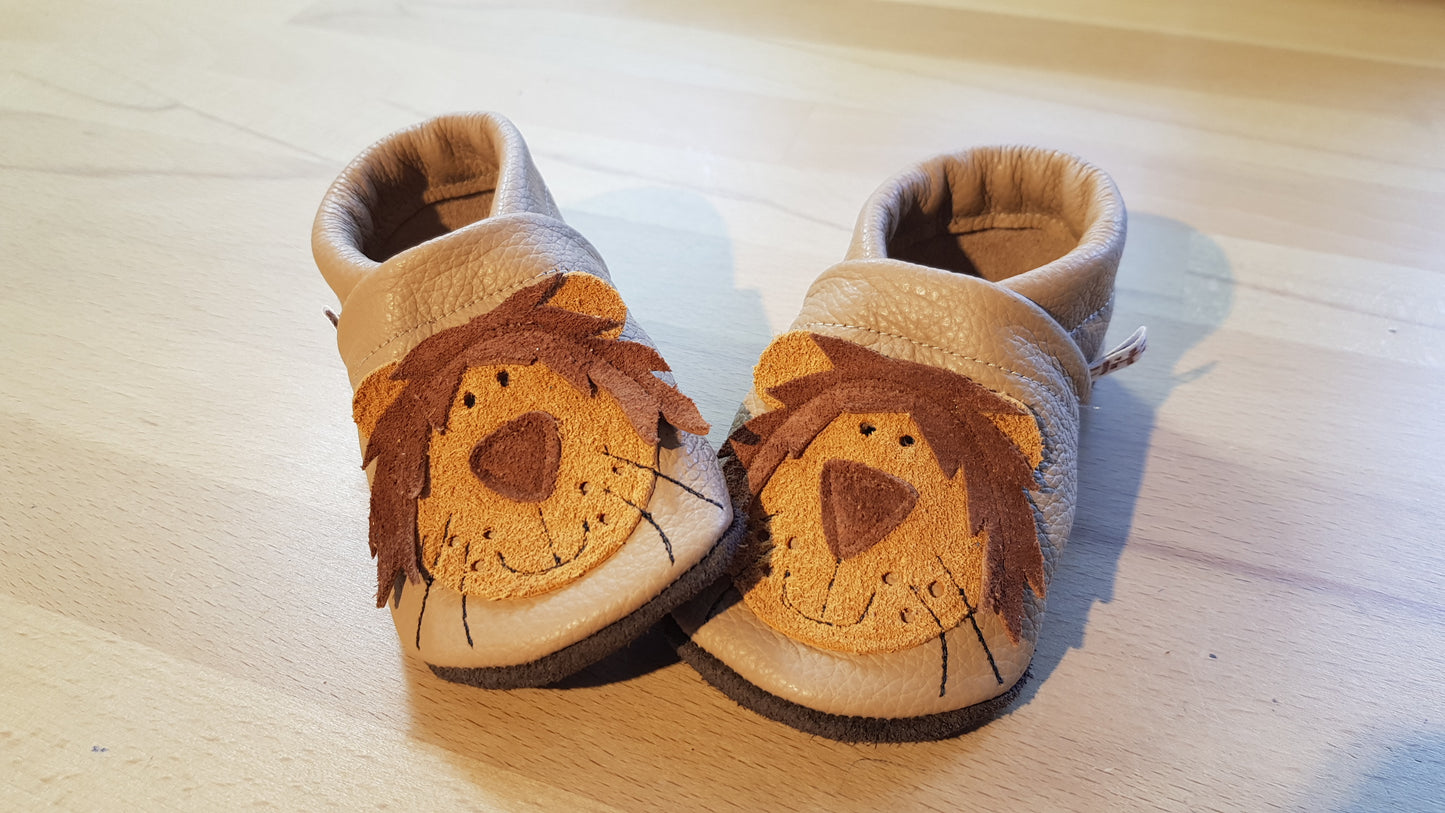 Camelfarbene Lederpuschen mit Löwen