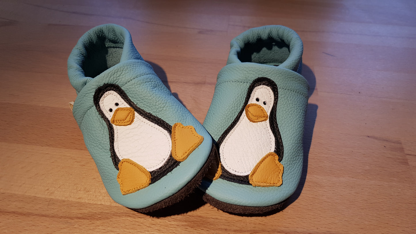Lederpuschen Pinguin hellblau