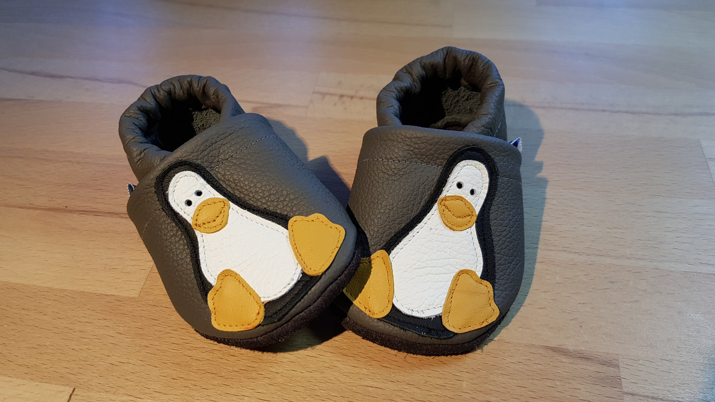 Lederpuschen Pinguin dunkelgrau