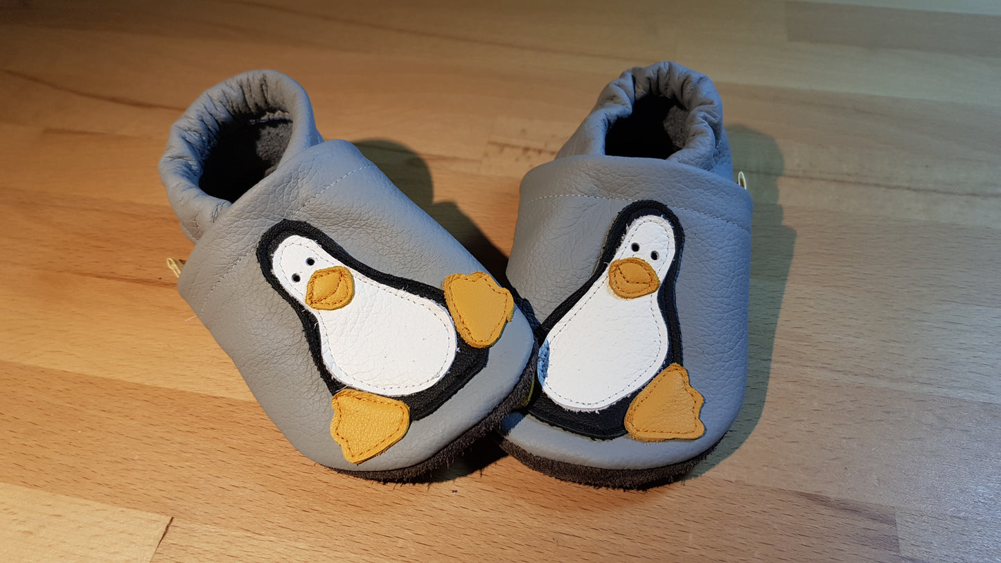 Lederpuschen Pinguin hellgrau