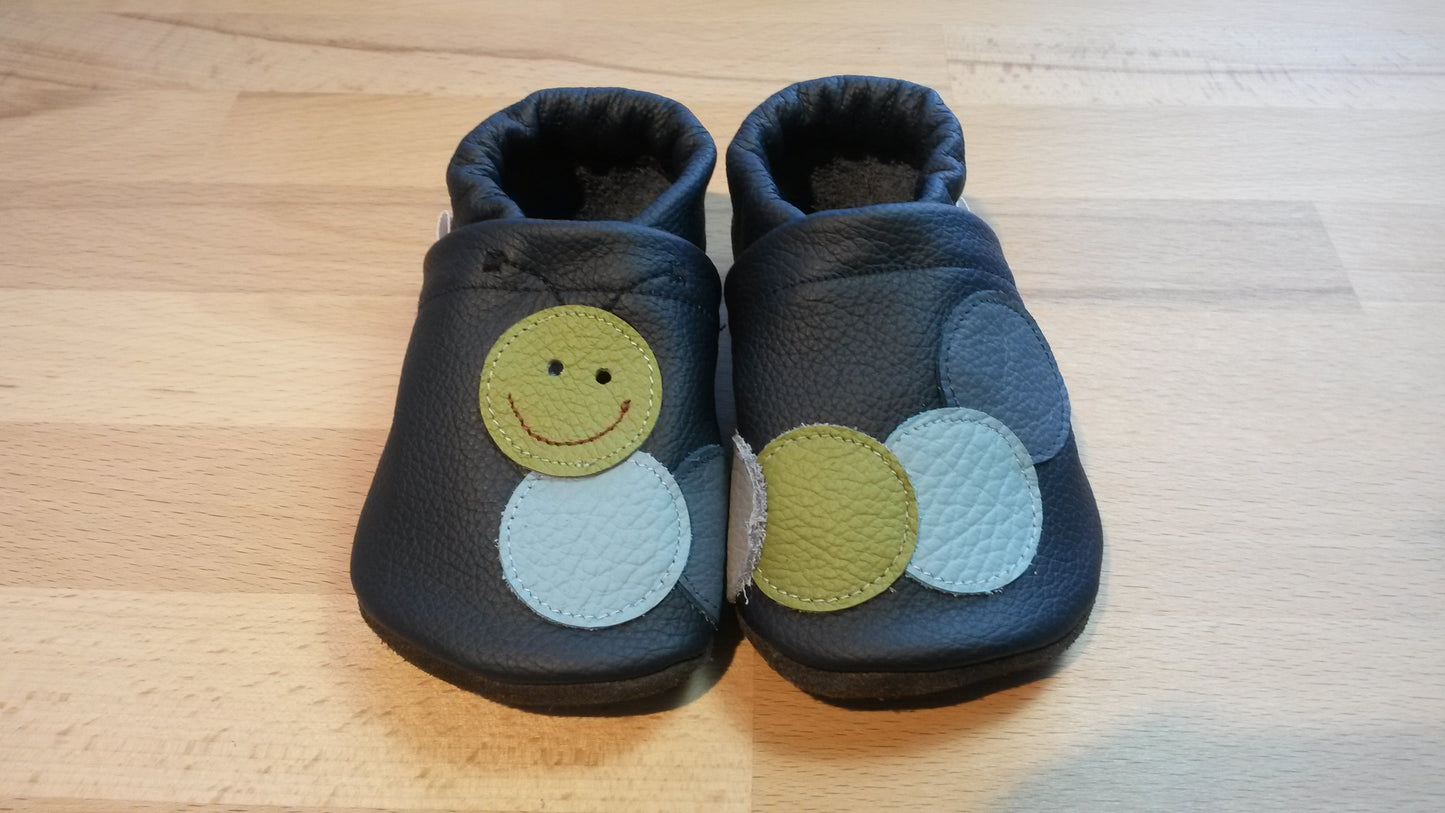 Lederpuschen Raupe dunkelblau