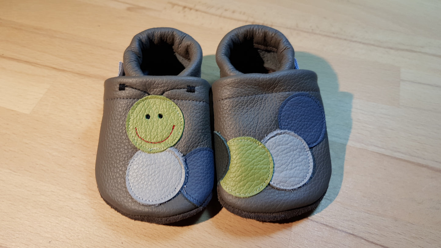 Lederpuschen Raupe dunkelgrau