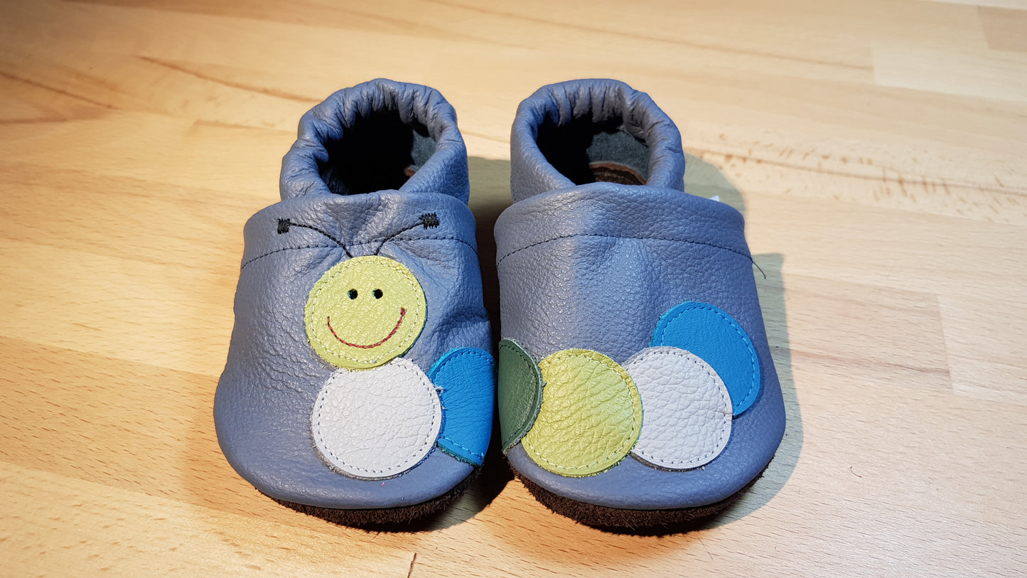 Lederpuschen Raupe taubenblau