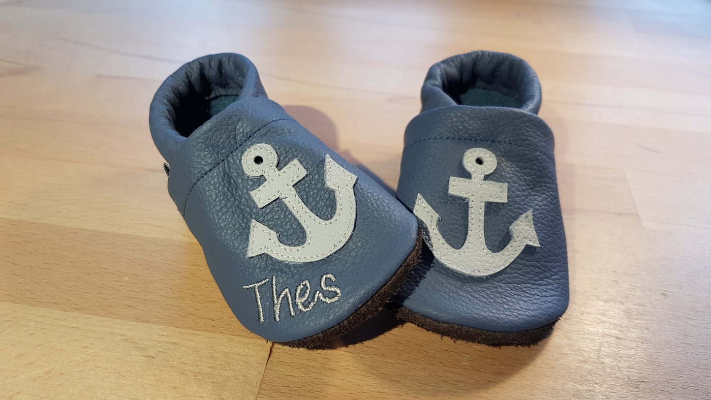 Lederpuschen Anker Name taubenblau