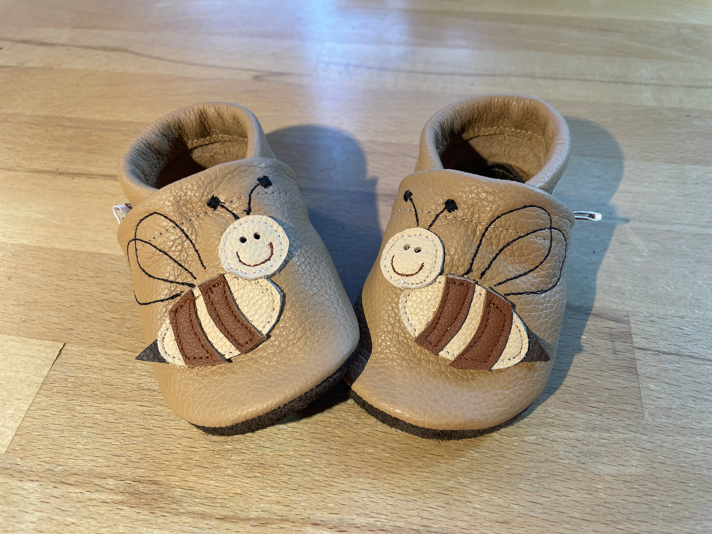 Lederpuschen Biene Camel