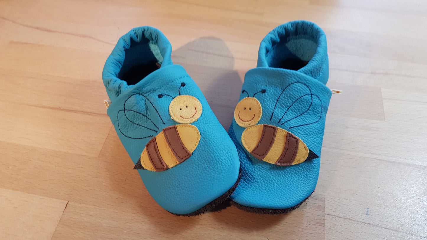 Lederpuschen Biene türkis