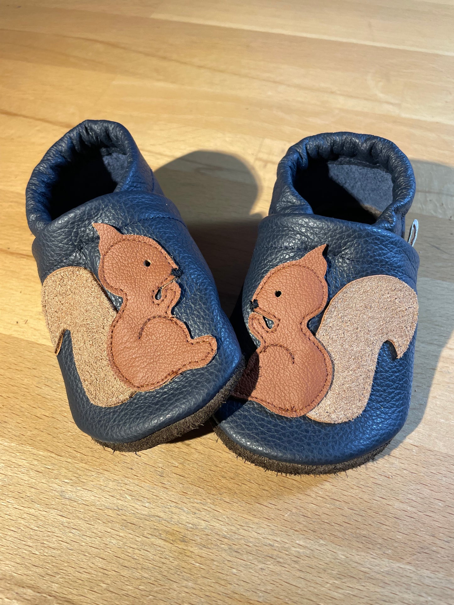 Lederpuschen Eichhörnchen dunkelblau
