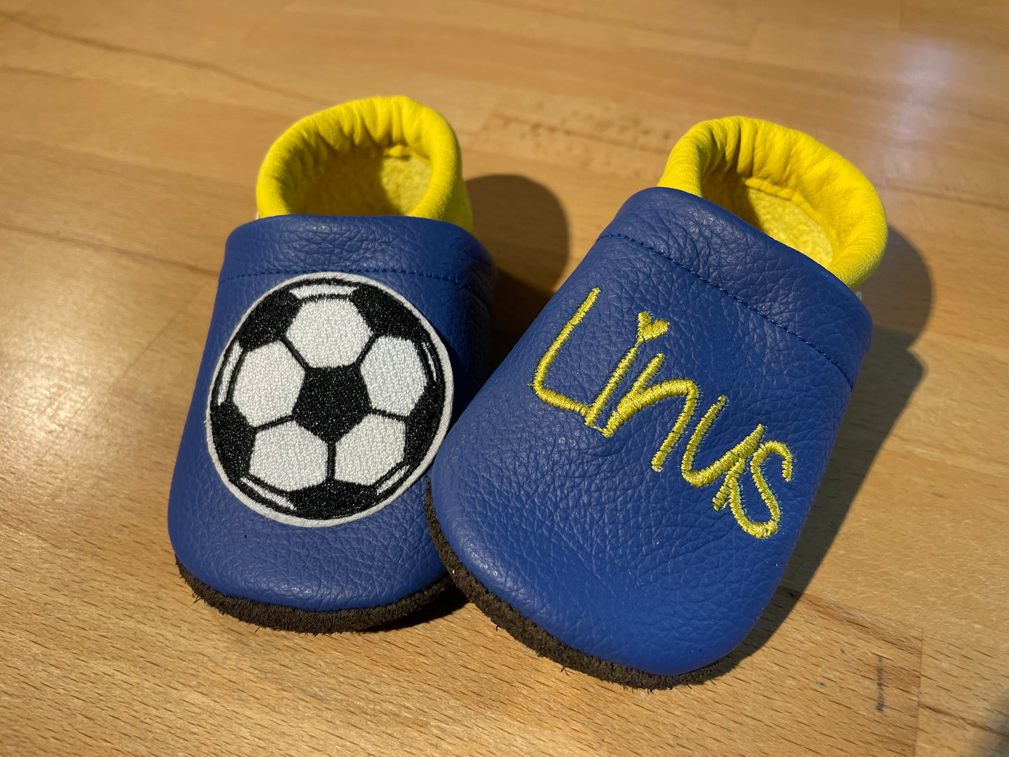 Lederpuschen Fußball Name capriblau-gelb