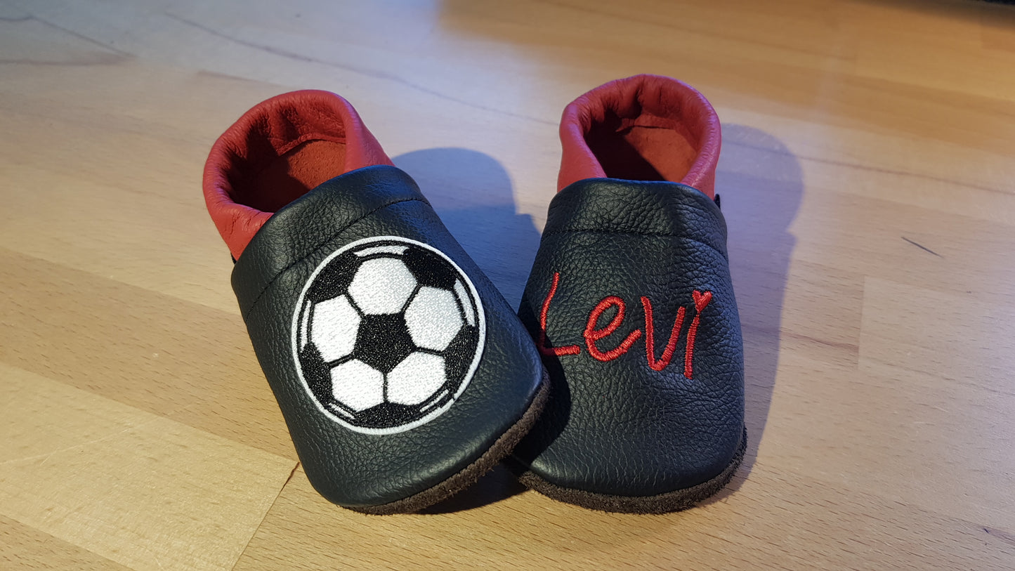 Lederpuschen Fußball Name schwarz-rot
