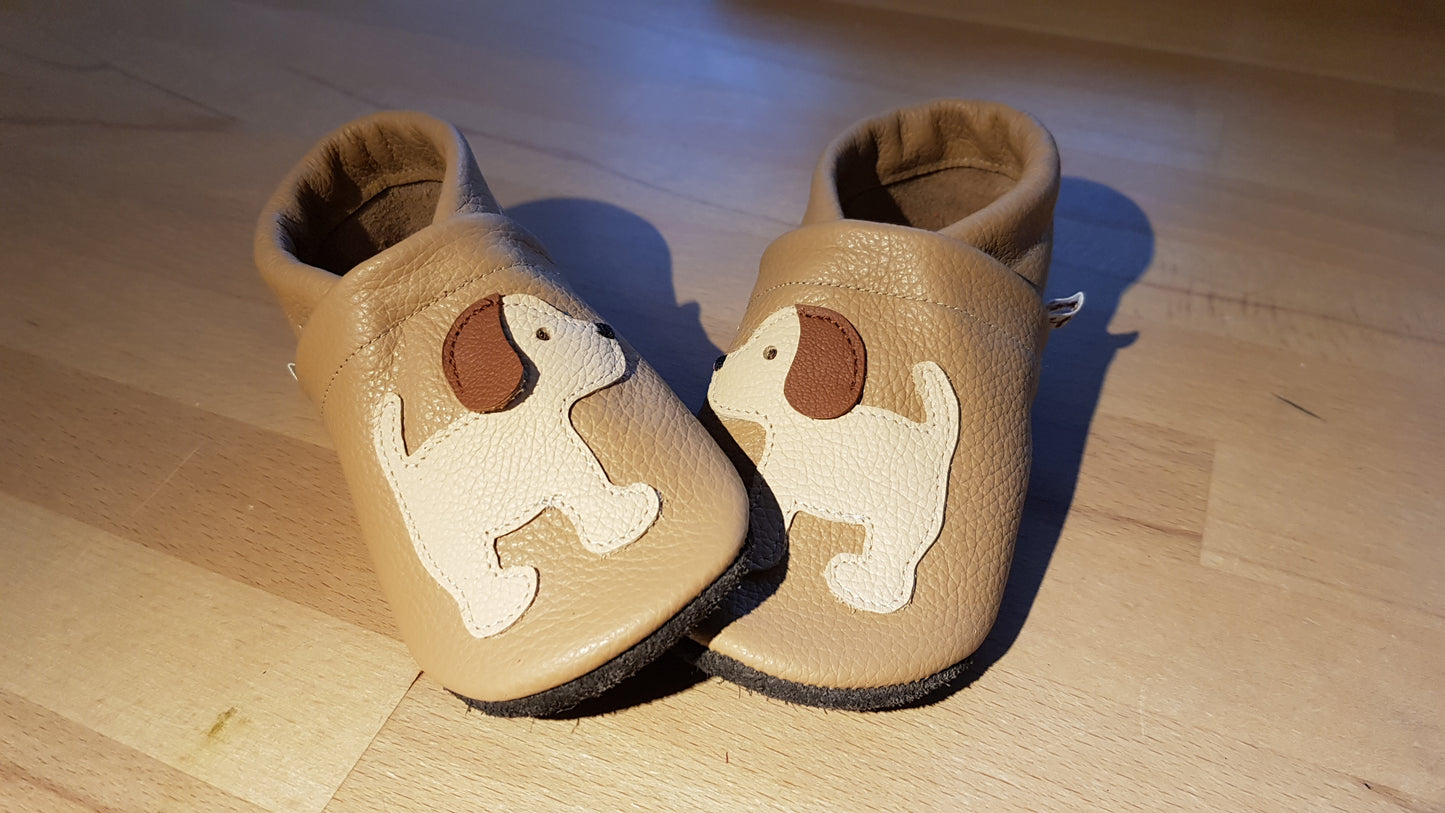 Lederpuschen Hund stehend Camel