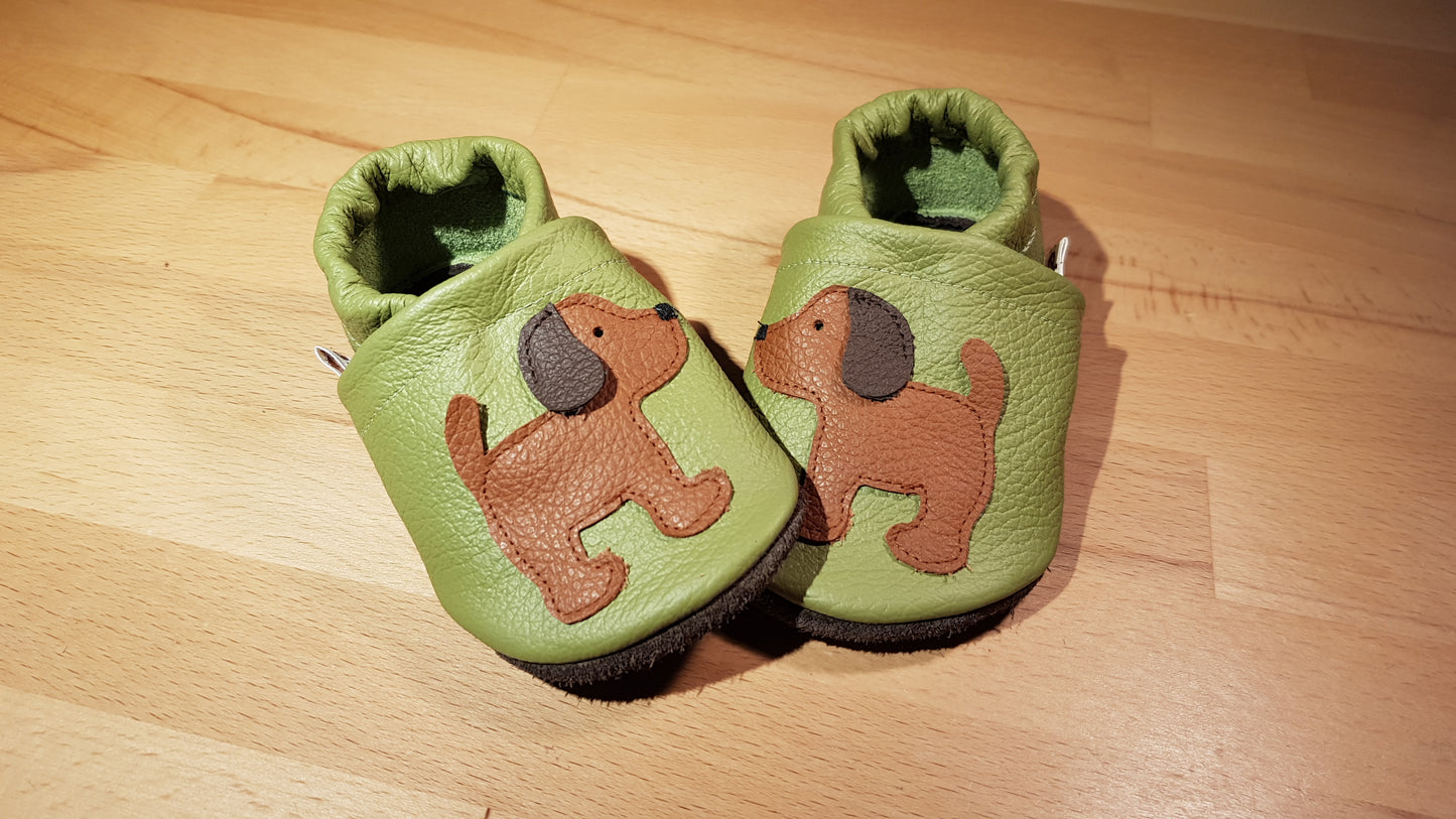 Lederpuschen Hund stehend apfelgrün