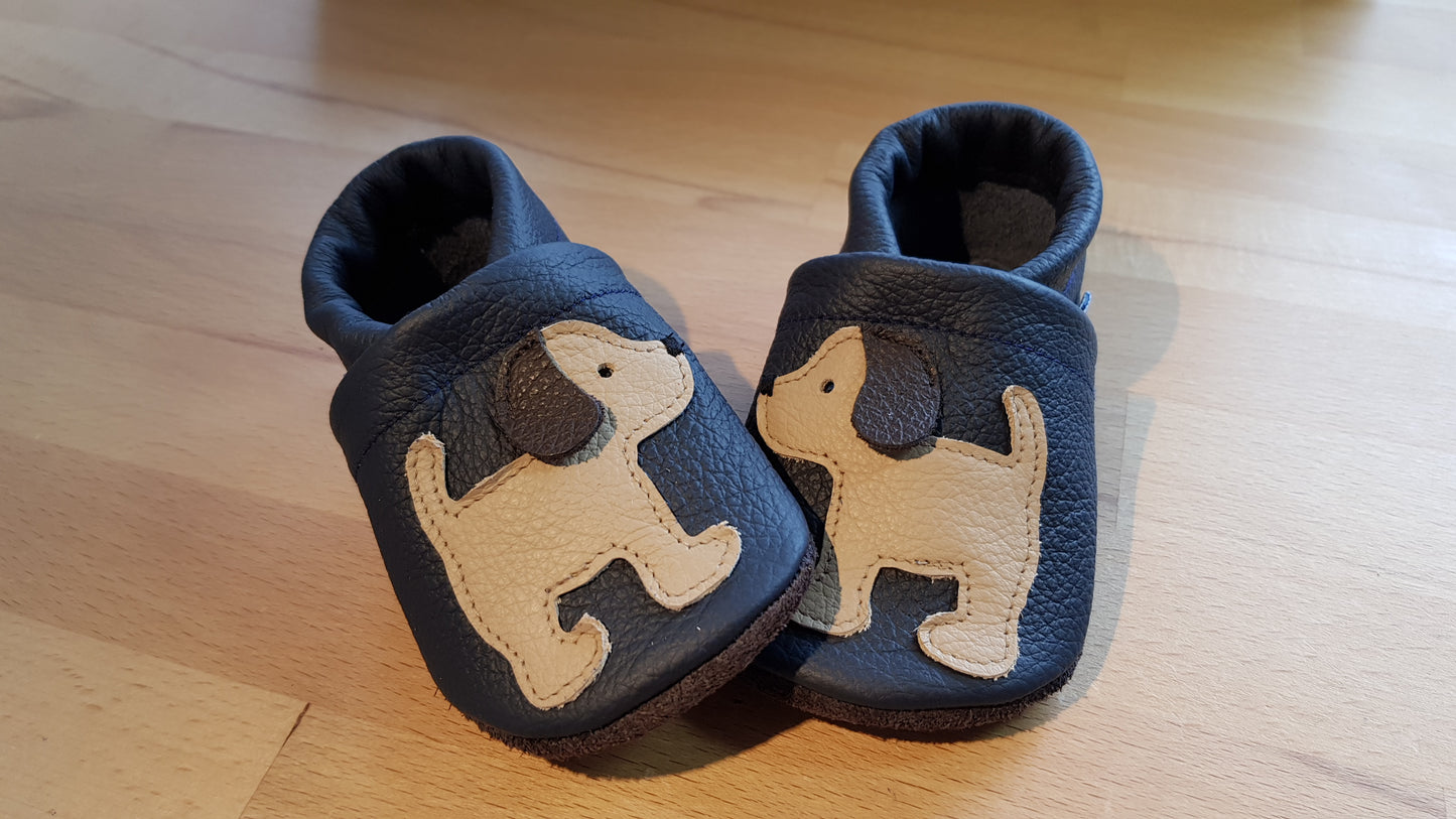 Lederpuschen Hund stehend dunkelblau