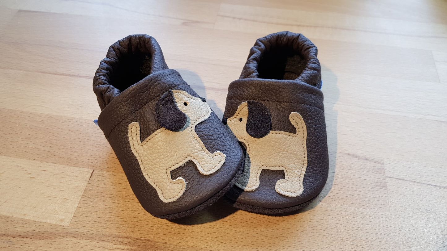 Lederpuschen Hund stehend dunkelbraun