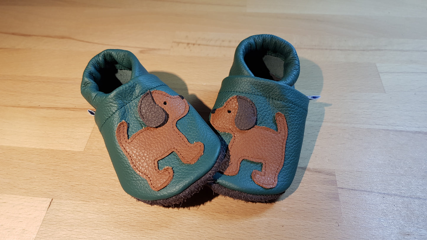 Lederpuschen Hund stehend dunkelgrün