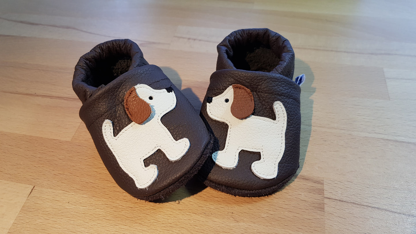 Lederpuschen Hund stehend hellbraun3