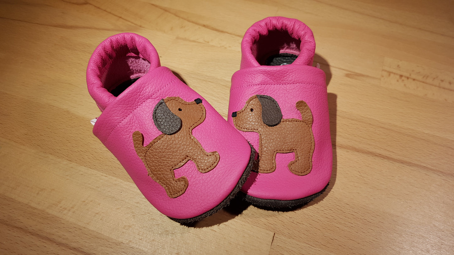 Lederpuschen Hund stehend pink